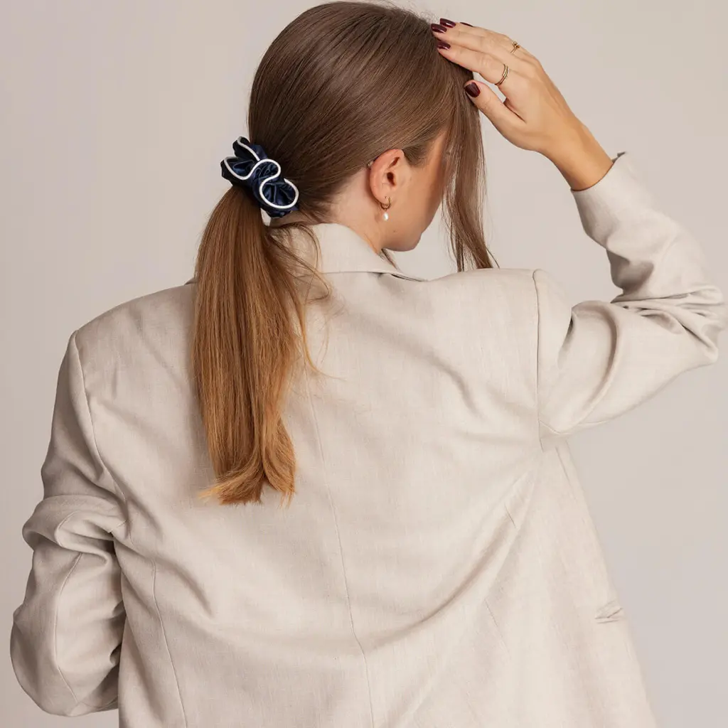 Siden-scrunchie-midnattsblå-1