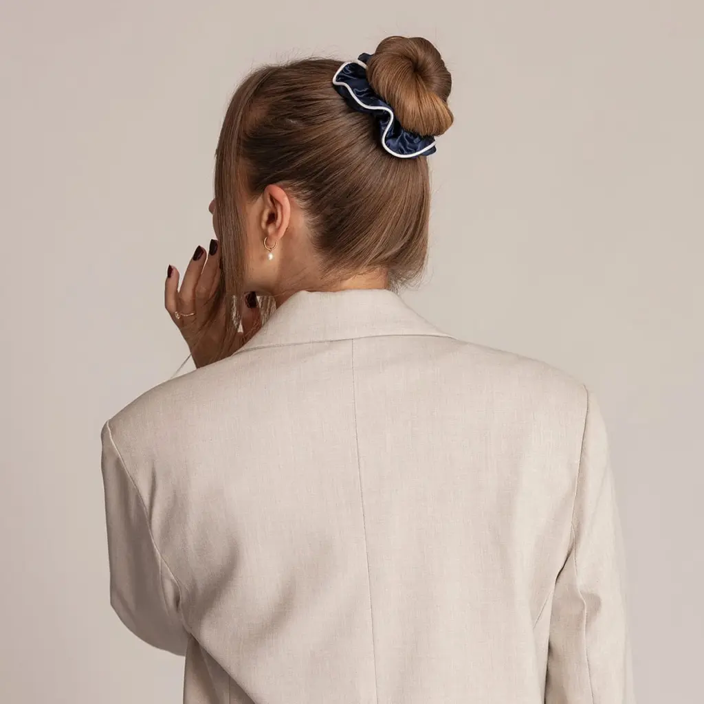Siden-scrunchie-midnattsblå-2