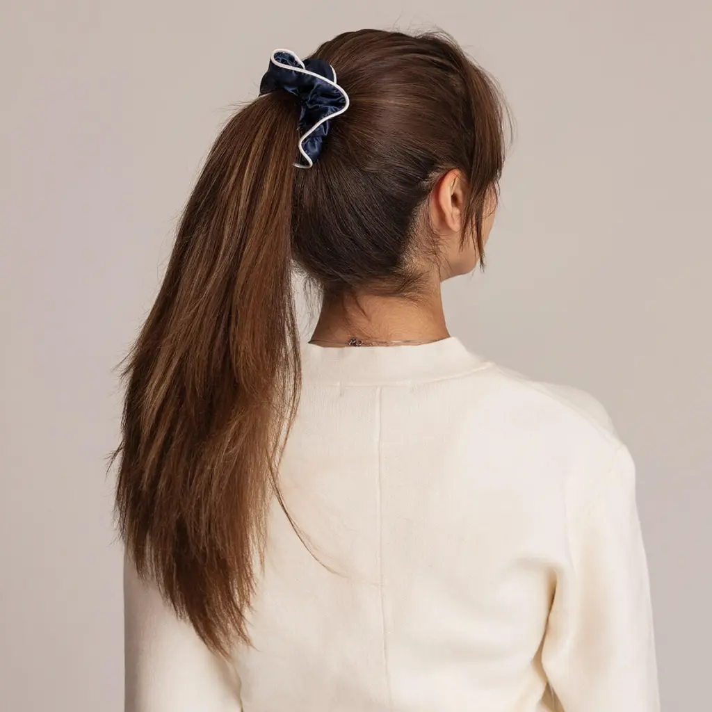 Siden-scrunchie-midnattsblå-3