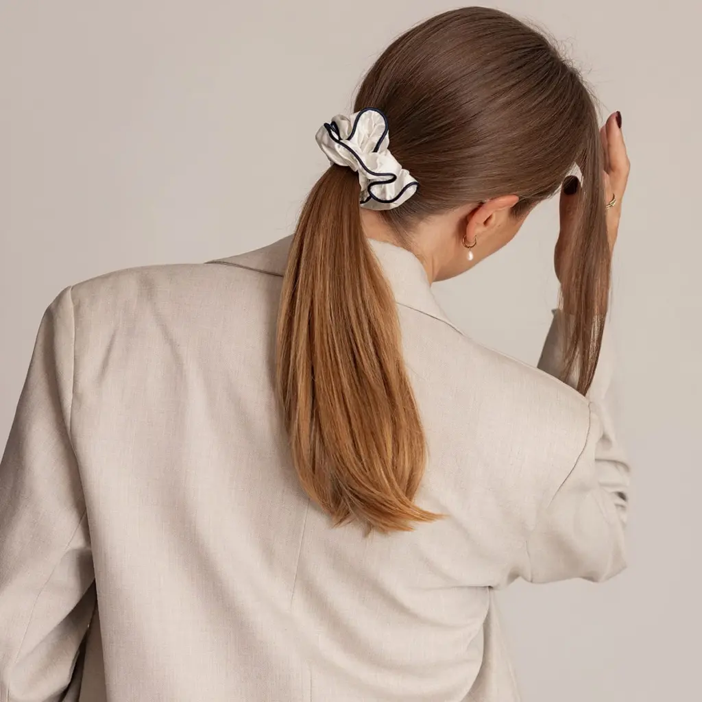 Siden-scrunchie-vit-1