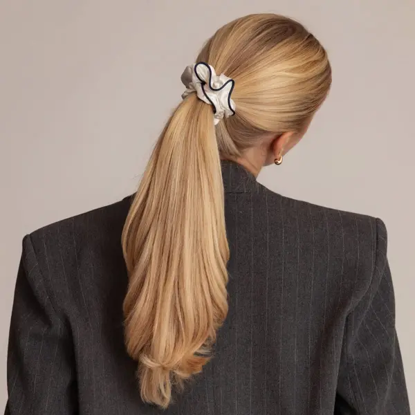 Seidenscrunchie Weiss