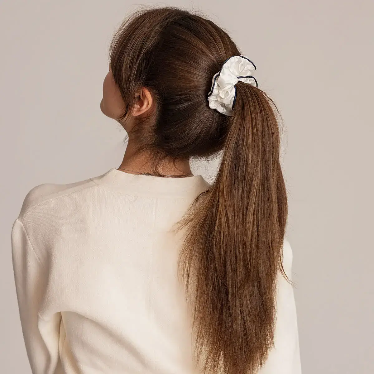 Siden-scrunchie-vit-2.jpg
